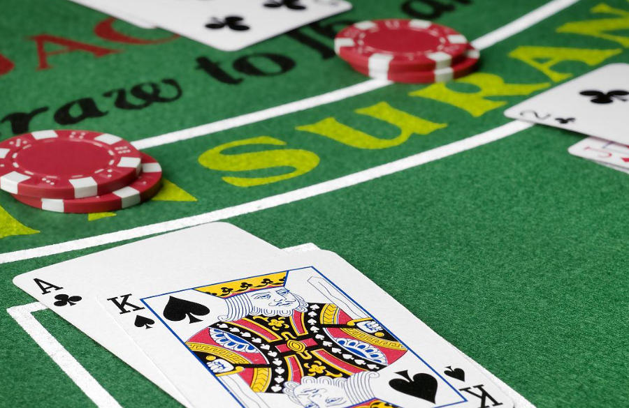 從新手到進階玩家必讀：完整解析二十一點遊戲規則、下注策略與實戰心法全攻略