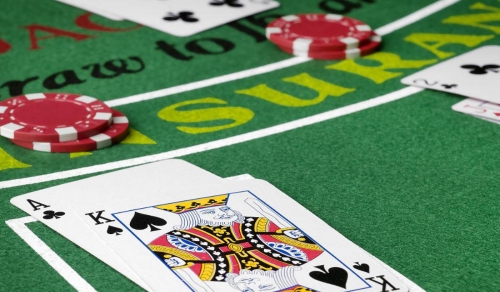 從新手到進階玩家必讀：完整解析二十一點遊戲規則、下注策略與實戰心法全攻略