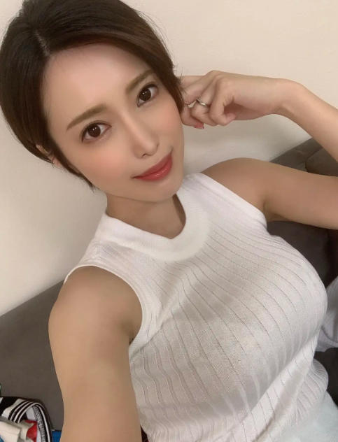 君島美緒帶你走進絢爛霓虹的拉霸世界，在節奏與心跳之間體驗理性與樂趣的娛樂旅程