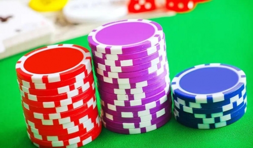 德州撲克手牌完整解析：從新手到進階的實戰策略指南